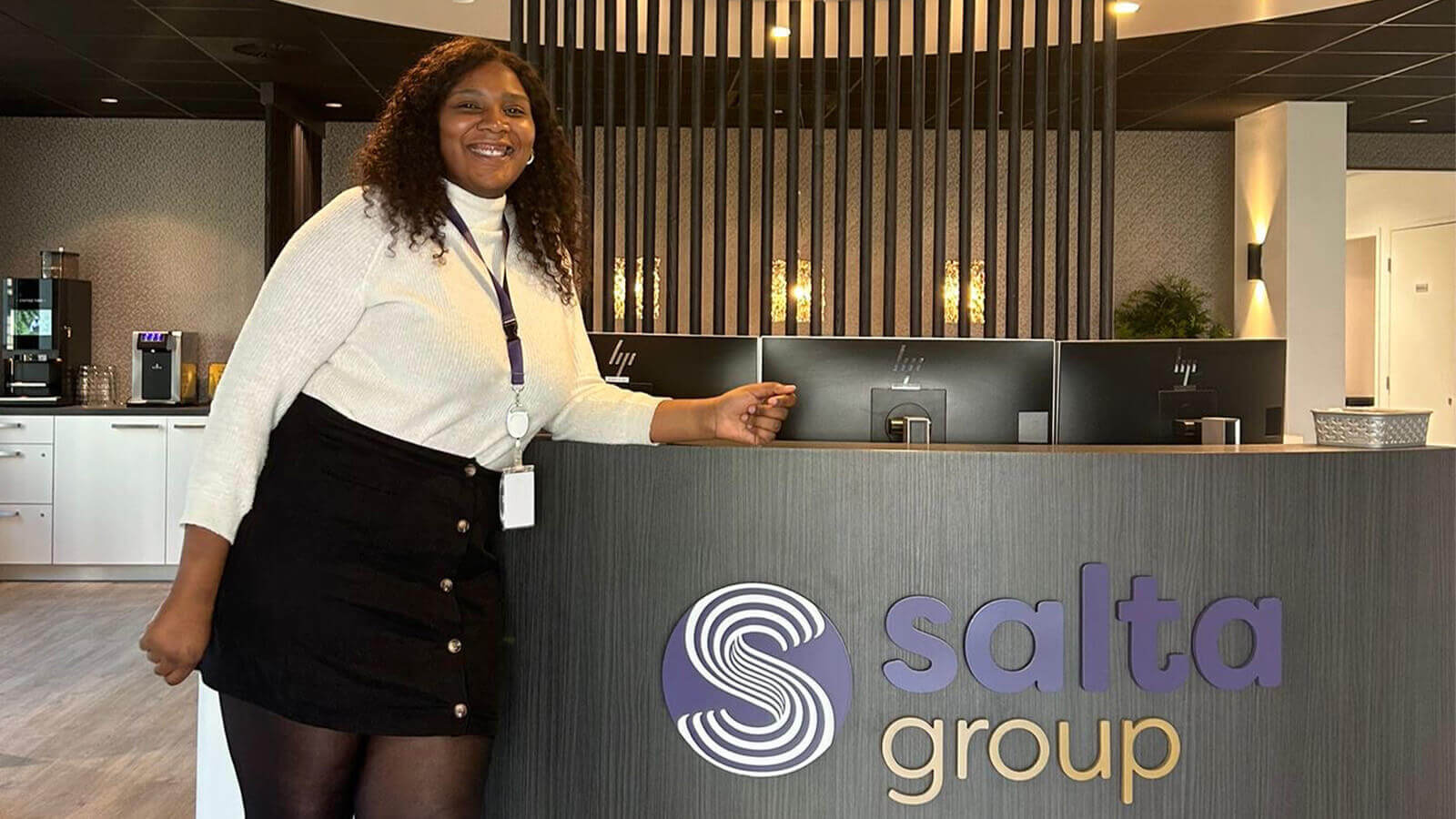 Stagiaire Maria bij de receptie van Salta Group