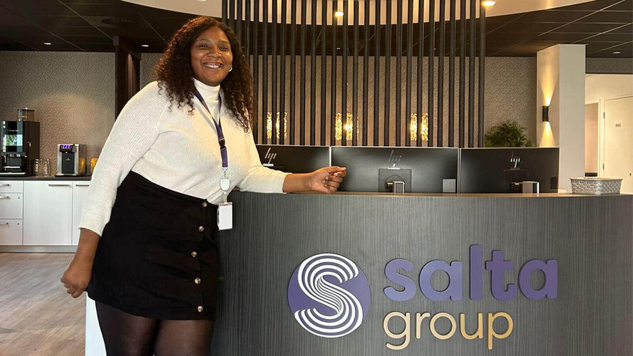 Stagiaire Maria bij de receptie van Salta Group