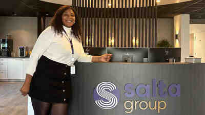 Stagiaire Maria bij de receptie van Salta Group