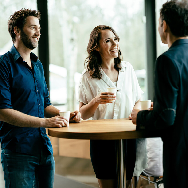 Een groep SRM collega's hebben koffiepauze met elkaar 